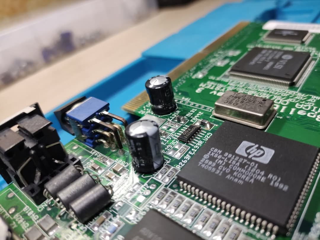 Vista dettagliata della sezione audio/video della CD32 dopo la sostituzione dei condensatori elettrolitici